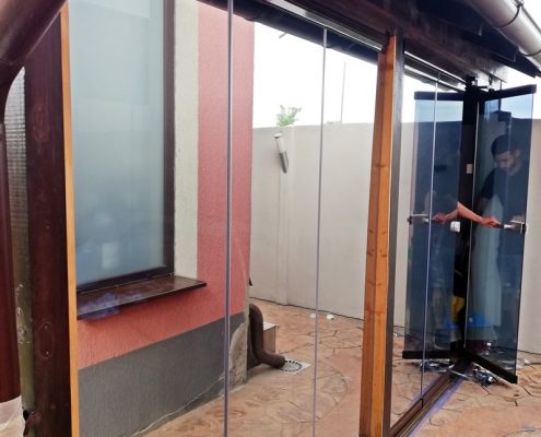terasa-vitrata-folie-solara-control-termic.jpg terasă vitrată protejată cu folie solară pentru control termic