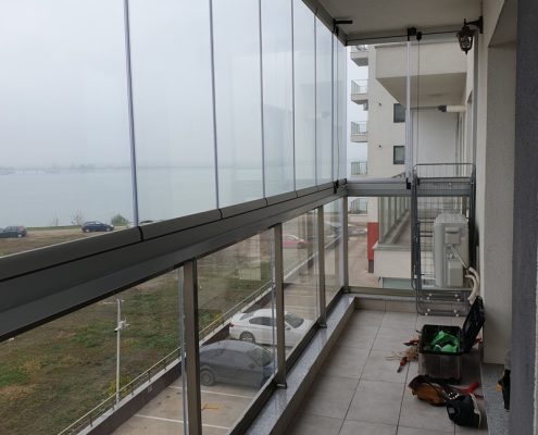 balcon-vitrat-folie-solara-reducere-caldura.jpg balcon vitrat protejat cu folie solară pentru reducerea căldurii