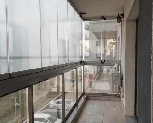 montaj-folie-solara-interior-geamuri-balcon.jpg montaj folie solară interior pe geamuri de balcon