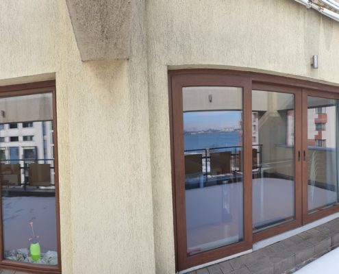 detaliu-aplicare-folie-solara-semi-oglinda-termopan.jpg detaliu aplicare folie solară semi-oglindă pe sticlă termopan