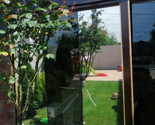 detaliu-aplicare-folie-solara-silver-20-terasa.jpg detaliu aplicare folie solară Silver 20 pe sticlă exterioară