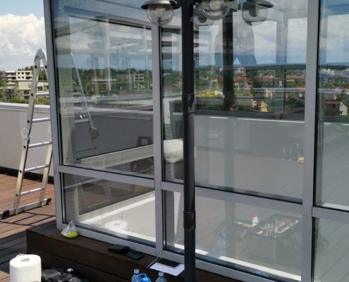 montaj-folie-solara-exterior-luminator-rezidential.jpg montaj folie solară exterior pe luminator rezidențial