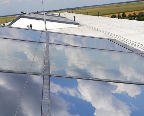 folie-solara-reflexiva-silver-20-luminator-exterior.jpg montaj folie solară reflexivă Silver 20 pe luminator exterior