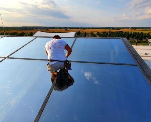 folie-solara-tip-oglinda-suprafete-vitrate-mari.jpg aplicare folie solară tip oglindă pe suprafețe vitrate mari