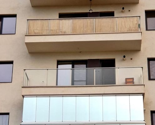 folie-solara-balcon-vitrat-zona-urbana.jpg folie solară aplicată pe balcon vitrat din zonă urbană