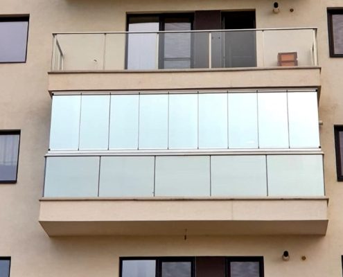 balcon-vitrat-folie-solara-protectie-impotriva-soarelui.jpg balcon vitrat cu folie solară pentru protecție împotriva soarelui