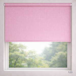 26-rolete-textile-roz-pastel-geamuri.jpg sistem de umbrire roz pastel pentru interior modern